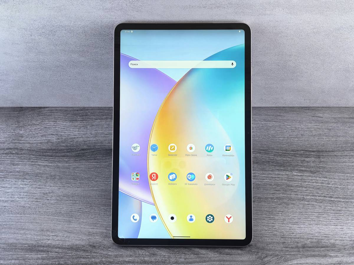 Gaming tablet screen review showing side-by-side display comparison of color accuracy and motion blur